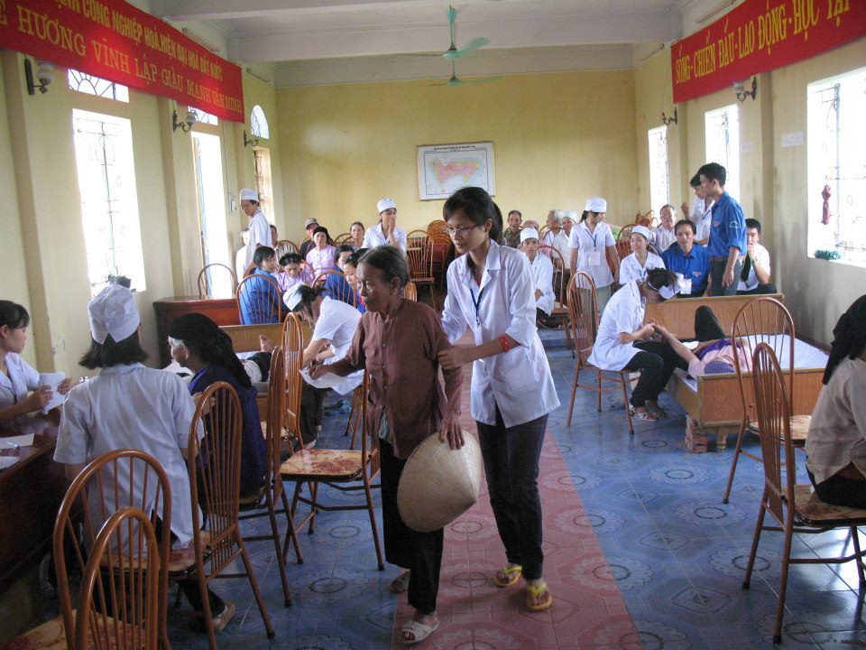 CB-GV-HS khám tình nguyện tại Vĩnh Lập - Thanh Hà